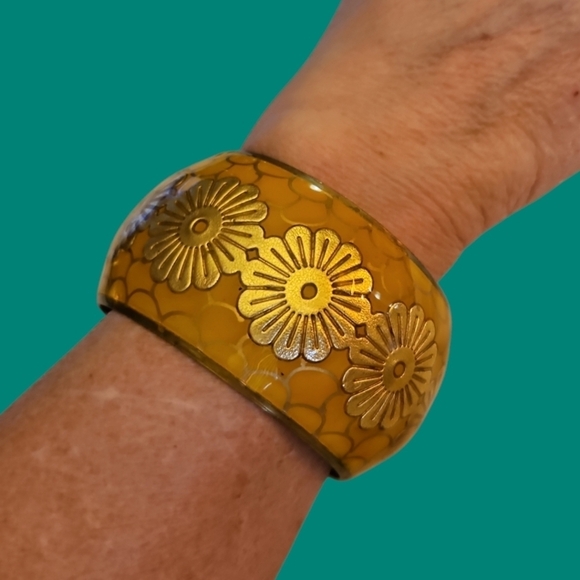 Vintage 1970's Brass Goldenrod Floral Daisy Scales Chunky Bangle Bracelet - Picture 1 of 7
